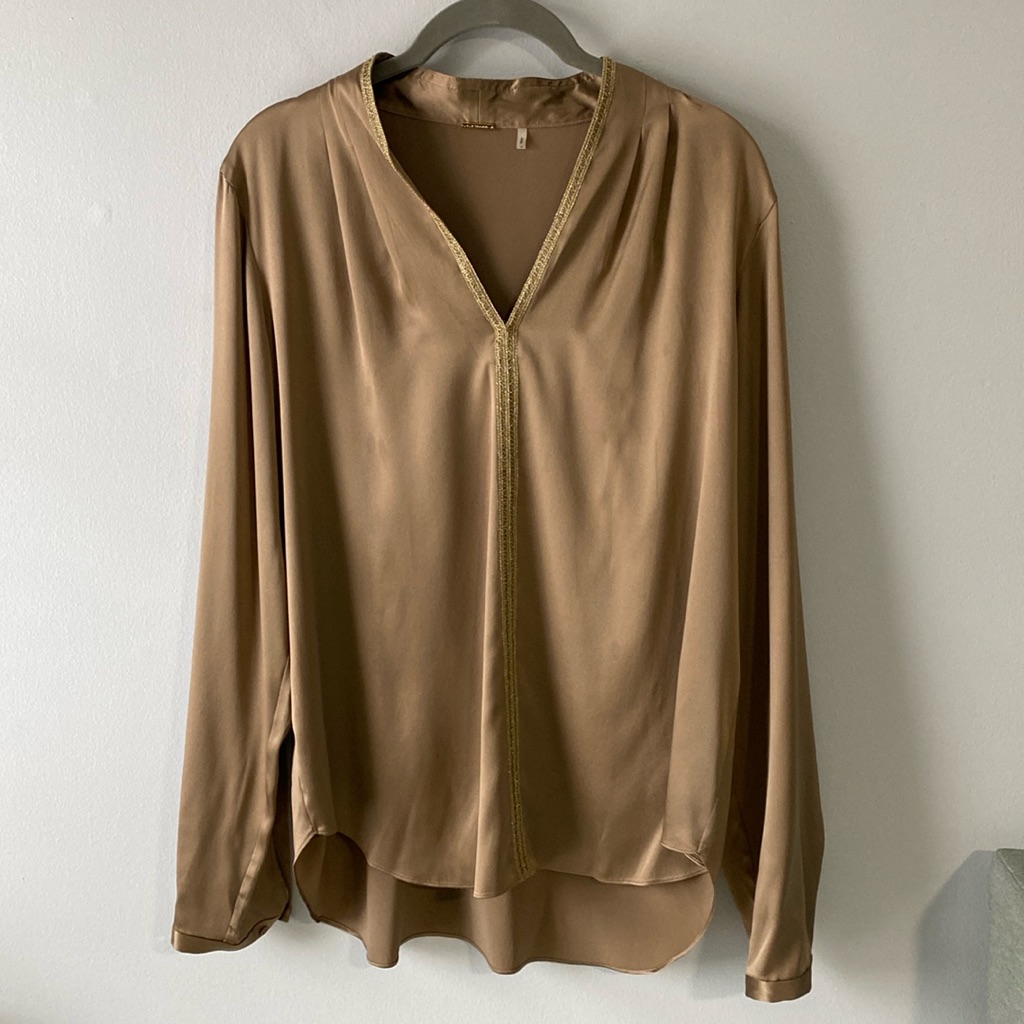 Elie Tahari Silk Blend V-Neck Top In Gold M